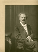 Photographie de Paderewski assis, avec une cigarette allumée dans la main gauche, prise vers 1910 par la London Stereoscopic Company (tirage original)