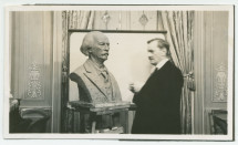 Photographie de François Black travaillant à Riond-Bosson en 1930 (?) à un buste de Paderewski