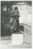 Photographie noir-blanc de la statue de Paderewski réalisée par Milo Martin à la demande de la ville de Morges, érigée dans le Parc de Seigneux et inaugurée le 3 juillet 1948
