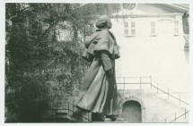 Photographie noir-blanc de la statue de Paderewski réalisée par Milo Martin à la demande de la ville de Morges, érigée dans le Parc de Seigneux et inaugurée le 3 juillet 1948