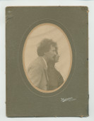 Photographie d'Ignace et Hélène Paderewski de profil réalisée par Marceau à Los Angeles au début de leur union – tirage ovale signé sur carton (avec verso) – tirage rectangulaire sur carton (jusqu'à la taille) – reproduction noir-blanc (détail)