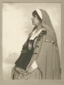 Photographie d'Hélène Paderewska dans son uniforme de la Croix Blanche polonaise, assise de profil, réalisée sans doute à New York en 1918