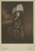 Photographie d'Hélène Paderewska en manteau de fourrure et chapeau blanc par Marceau