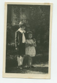 Photographie d'Ignace Obuchowicz (filleul de Paderewski), enfant, portant une Lavallière, avec sa sœur (?), dans le jardin de Riond-Bosson (?)