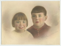 Photographie colorisée et signée d'Ignace Obuchowicz (filleul de Paderewski) et de sa sœur (?), réalisée en 1932 à Lausanne – signature non identifiée