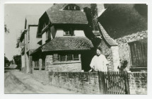 Photographie de Laurence Alma-Tadema (1865-1940) devant sa maison en Angleterre