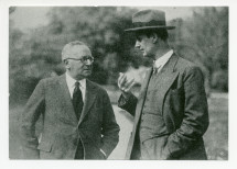 Photographie du violoniste Carl Flesch (1873-1944) discutant avec le chef Wilhelm Furtwängler (1886-1954)