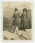 Photographie de Mlle Hélène Fuchs, gouvernante des Paderewski (à Riond-Bosson et dans leurs voyages), prise avec son chien face aux Rochers-de-Naye, en 1933, en compagnie de sa sœur (à droite) – accompagné d'une brève nécrologique