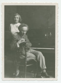 Photographie du pianiste polonais Józef Turczynski, assis devant un piano droit, avec son épouse Janina (née Grochowalska, cantatrice), debout la main sur son épaule