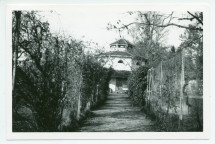 Photographie du pigeonnier d'Hélène Paderewska (transformé plus tard en lavanderie), sis au sud de la villa de Riond-Bosson, vers 1932-1933