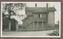 Photographie de la maison du gardien et du garage (avec le chauffeur à la fenêtre) de la propriété de Riond-Bosson en 1935
