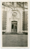 Photographie de la porte d'entrée principale (nord) de la villa de Riond-Bosson
