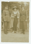 Photographie d'Hélène Paderewska, en costume de la Croix Blanche polonaise, entourée de deux militaires polonais, sur la terrasse de Riond-Bosson, en 1919 (ou 1922?)