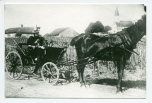 Photographie d'Hélène Paderewska conduisant un landau dans les vignes proches de Riond-Bosson