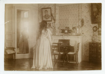 Photographie d'Hélène Paderewska de dos dans sa chambre à coucher de Riond-Bosson (ancien décor)