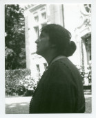 Photographie d'Hélène Paderewska de profil devant Riond-Bosson