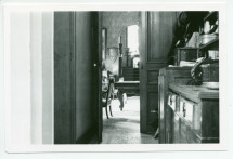 Photographie du hall de Riond-Bosson, vue de l'entrée latérale, avec au fond l'escalier qui monte à la galerie