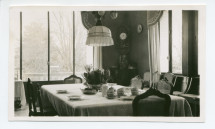 Photographie de la salle à manger de Riond-Bosson, avec la table mise pour le thé des employés et des hôtes