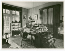 Photographie du studio de Paderewski à Riond-Bosson réalisée par l'Atelier de Jongh à Lausanne, avec au centre son bureau recouvert de documents, à gauche la collection chinoise en vitrine et à droite le prie-Dieu