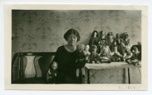 Photographie d'Hélène Lübke (secrétaire d'Hélène Paderewska) à Riond-Bosson avec toute une série de poupées (confectionnées durant la Première Guerre mondiale en faveur du «Polish Victim's Relief Fund»)