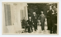 Photographie (de gauche à droite) de René Morax, Eugène Couvreu (syndic de Vevey), Jean Morax, M. Gentys et Albert Tadlewski, sur la terrasse de Riond-Bosson, lors de la fête de la Saint-Ignace le 31 juillet 1932
