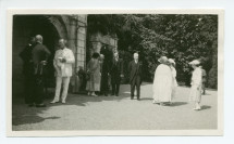 Photographie de Paderewski avec la famille du Dr Dunham dans le parc de Riond-Bosson, devant la villa, lors d'une fête de la Saint-Ignace (31 juillet) vers 1925