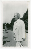 Photographie de Paderewski se promenant dans le parc de Riond-Bosson en 1931