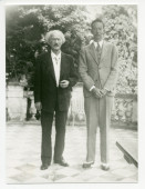 Photographie de Paderewski avec un grand jeune homme non identifié sur la terrasse de Riond-Bosson