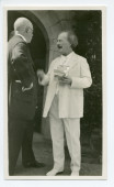 Photographie de Paderewski offrant des cigarettes égyptiennes à un homme non identifié sur la terrasse de Riond-Bosson