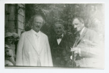 Photographie de Paderewski avec (de gauche à droite) Henryk Opienski et Gustave Doret sur la terrasse de Riond-Bosson