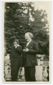 Photographie de Paderewski (fumant une cigarette et riant) avec une femme non identifiée sur la terrasse de Riond-Bosson