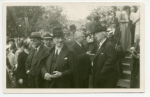 Photographie de Paderewski discutant avec René Morax lors de la reprise de «Tell» de Gustave Doret au Théâtre du Jorat à Mézières le 29 mai 1935 (production réalisée pour l'Exposition universelle de Bruxelles) – devant lui (riant): Gustave Doret