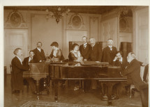 Photographie signée de Francis de Jongh représentant Paderewski et Camille Saint-Saëns face-à-face au piano dans les salons de l'Hôtel des Trois Couronnes à Vevey dans le cadre des Fêtes musicales données du 18 au 21 mai 1913 en l'honneur de Camille Saint-