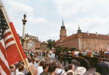 Reportage photographique de la translation de la dépouille mortelle de Paderewski du cimetière national d'Arlington à la cathédrale Saint-Jean de Varsovie, au début de l'été 1992