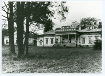 Photographie de Kasna Dolna, la propriété de Paderewski, sise aux environs de Tuchów, ville du sud de la Pologne située dans l'actuel district de Tarnów (voïvodie de Petite Pologne, frontalière de la Slovaquie)