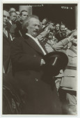 Photographie d'Ignace Paderewski se découvrant durant l'hymne national américain, sur les marches devant le City Hall de New York, en compagnie de militaires et officiels polonais, en mars 1918