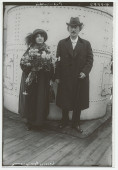 Photographie d'Ignace Paderewski avec son parapluie accompagné d'Hélène, un bouquet dans les bras, sur le pont d'un paquebot, le 14 avril 1924, sans doute à son départ de New York pour l'Europe