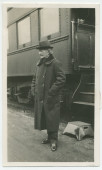 Photographie de Paderewski au bas de l'escalier du pullman-car affrété pour sa tournée américaine 1932 (?)