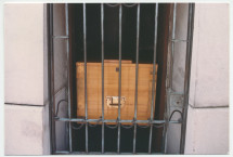 Photographie du cercueil d'Ignace Paderewski attendant son rapatriement en Pologne dans l'USS Maine Mast Memorial du cimetière national d'Arlington, en Virginie, où il repose depuis les obsèques nationales du 5 juillet 1941