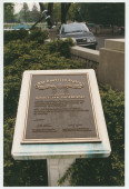 Photographie de la plaque commémorative posée par l'American Legion à la mémoire de Paderewski au cimetière national d'Arlington, en Virginie, où il repose depuis les obsèques nationales du 5 juillet 1941