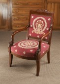Chaise rouge à dauphins issue du mobilier de Riond-Bosson