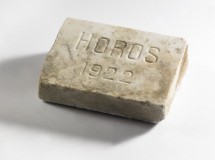 Pierre tombale d'un animal («Horos» – un chien?) enterré en 1922 dans le jardin de la propriété de Riond-Bosson